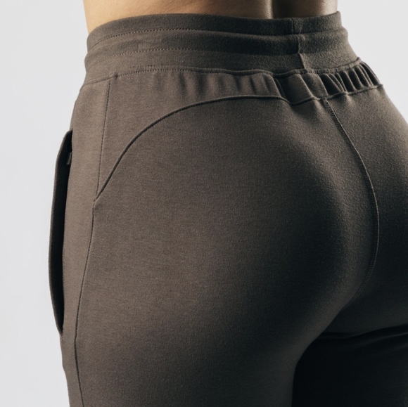 🤎 Alphalete | Core Jogger in Mocha - Picture 2 of 11